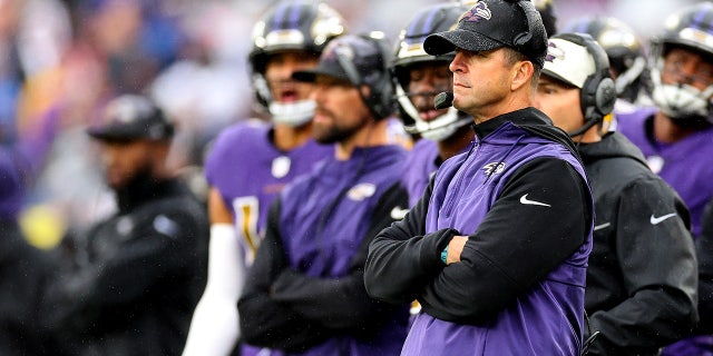 El entrenador en jefe de los Baltimore Ravens, John Harbaugh, observa durante el último cuarto contra los Buffalo Bills, el 2 de octubre de 2022, en Baltimore, Maryland.