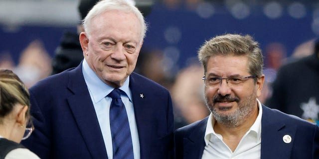 El propietario del equipo de los Dallas Cowboys, Jerry Jones, y el copropietario y codirector ejecutivo de los Washington Commanders, Dan Snyder, posan para una foto en el campo durante los calentamientos antes de un partido de fútbol americano de la NFL en Arlington, Texas, el domingo 2 de octubre de 2022.