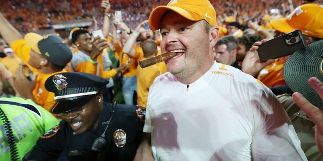 El entrenador en jefe Josh Heupel de los Voluntarios de Tennessee celebra una victoria sobre Alabama Crimson Tide con un cigarro en el Neyland Stadium el 15 de octubre de 2022 en Knoxville, Tennessee.