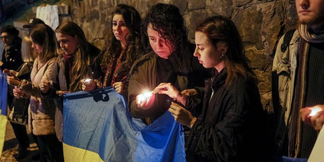 Los activistas protestan contra los drones supuestamente suministrados por Irán a Rusia frente a la embajada iraní después de un ataque matutino de drones rusos que las autoridades locales creen que son vehículos aéreos no tripulados (UAV) Shahed-136 de fabricación iraní, en medio del ataque de Rusia a Ucrania. en Kyiv, Ucrania, el 1 de octubre.  17 de septiembre de 2022 (REUTERS/Gleb Garanich)