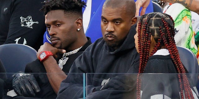 Antonio Brown, Kanye West y Northwest Super Bowl LVI asisten entre Los Angeles Rams y Cincinnati Bengals en el SoFi Stadium el 13 de febrero de 2022 en Englewood, California.