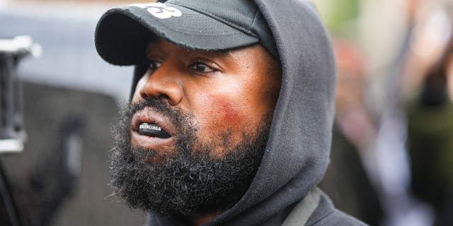 Kanye West usa un protector bucal Balenciaga, en las afueras de Givenchy, durante la Semana de la Moda de París el 2 de octubre de 2022, en París, Francia.