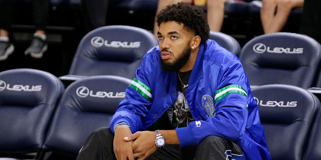 El alero de los Minnesota Timberwolves, Karl-Anthony Towns, observa desde los asientos durante la práctica abierta del equipo de baloncesto de la NBA el sábado 1 de octubre de 2022 en Minneapolis.