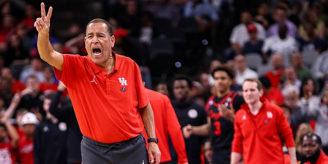 Houston Cougars head coach Kelvin Sampson signals to players during the Elite Eight Round of the 2022 NCAA Men's Basketball Tournament on March 26, 2022 at the AT&T Center in San Antonio.