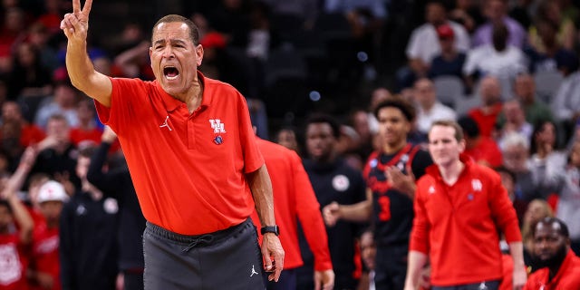 Houston Cougars head coach Kelvin Sampson signals to players during the Elite Eight Round of the 2022 NCAA Men's Basketball Tournament on March 26, 2022 at the AT&T Center in San Antonio.