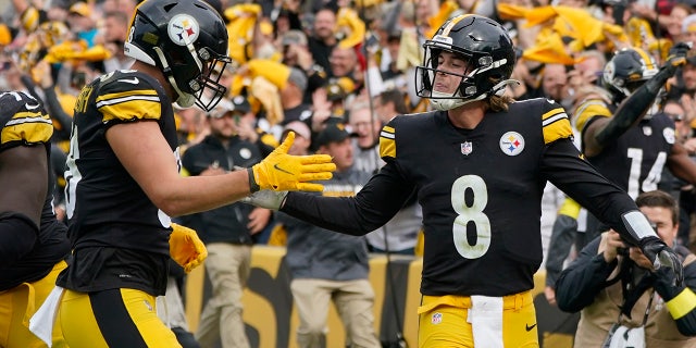Pittsburgh Steelers quarterback Kenny Pickett (8) is congratulated by tight end Pat Freiermuth after scoring against the New York Jets during the second half in Pittsburgh on Oct. 2, 2022.