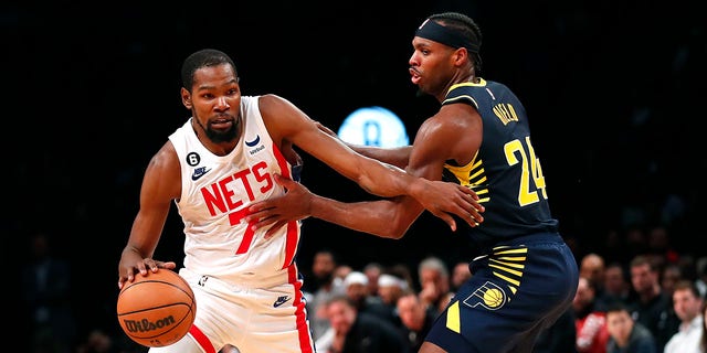 L'attaquant des Brooklyn Nets, Kevin Durant, se dirige vers le panier contre le garde des Indiana Pacers, Buddy Hield, le samedi 29 octobre 2022, à New York.