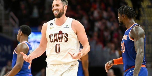 Umgadli we-Cleveland Cavaliers u-Kevin Love (0) ubungaza ngemuva kokwenza ubhasikidi wamaphuzu angu-3 engxenyeni yesibili yomdlalo we-basketball we-NBA bebhekene ne-New York Knicks, ngeSonto, Oct. 30, 2022, e-Cleveland.