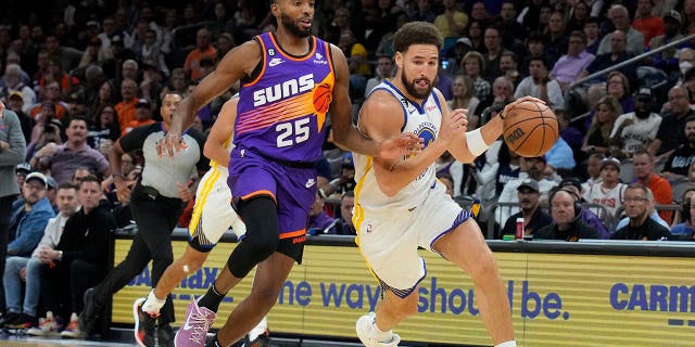 Klay Thompson, Devin Booker's trash talk leads to technical questions, Warriors star receives first ejection 2 Golden State Warriors guard Klay Thompson walks past Phoenix Suns forward Mikal Bridges, No. 25, during the first half of an NBA basketball game, Tuesday, Oct. 25, 2022, in Phoenix.