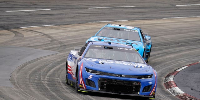 Kyle Larson, b. 5, guide Daniel Suarez, n. 99, off turn 4 during a NASCAR Cup Series car race at Martinsville Speedway on Sunday, October 30, 2022 in Martinsville, Virginia.