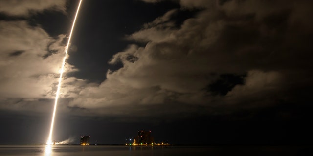 2021年10月16日土曜日、フロリダ州ケープ・カナベラル宇宙軍ステーションの宇宙発射団地41で発射された2分30秒の露出写真で、United Launch Alliance Atlas VロケットがLucy宇宙船を載せています。 