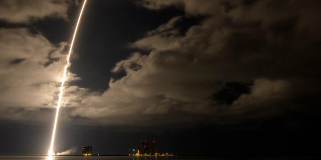 Un cohete United Launch Alliance Atlas V que transporta la nave espacial Lucy se ve en esta fotografía de exposición de 2 minutos y 30 segundos que se lanza desde el Space Launch Complex 41, el sábado 16 de octubre de 2021, en la Estación de la Fuerza Espacial de Cabo Cañaveral en Florida. . 