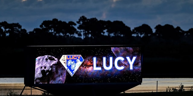 El reloj de lanzamiento muestra la pantalla digital de la nave espacial Lucy de la NASA para la misión de estudiar los asteroides troyanos en el sistema solar mientras el sitio de prensa del Centro Espacial Kennedy se prepara para el lanzamiento desde Cabo Cañaveral en Cabo Cañaveral, Florida, EE.  15 de octubre de 2021 