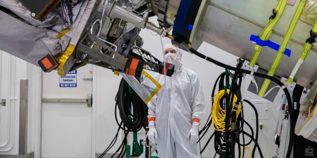 Una vista de primer plano de la nave espacial Lucy de la NASA asegurada en un soporte giratorio dentro de las instalaciones de Operaciones Espaciales de Astrotech en Titusville, Florida, el 1 de septiembre de 2021. El lanzamiento de Lucy está programado no antes del sábado 16 de octubre durante un United Launch Alliance Atlas V 401 cohete desde la plataforma de lanzamiento 41 en la estación de la Fuerza Espacial de Cabo Cañaveral. 