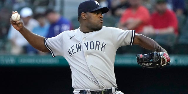 El lanzador de los Yankees de Nueva York, Luis Severino, lanza en la primera entrada de un juego contra los Rangers de Texas en Arlington, Texas, el 3 de octubre de 2022.