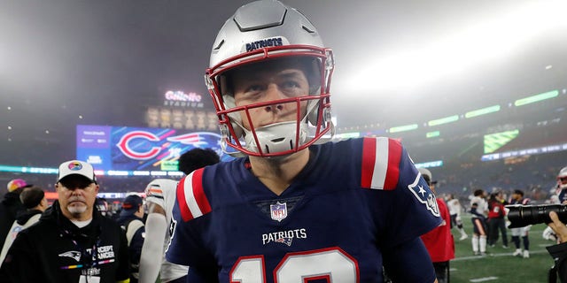 New England Patriots quarterback Mac Jones loopt van het veld na een 33-14 verlies tegen de Chicago Bears maandag 24 oktober 2022 in Foxborough, Massachusetts.