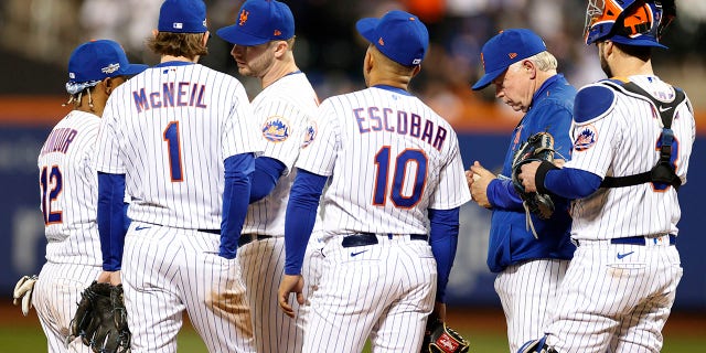 Buck Showalter # 11 des Mets de New York visite la colline lors de la huitième manche contre les Padres de San Diego dans le deuxième match de la série Wild Card au Citi Field le 8 octobre 2022 à New York.