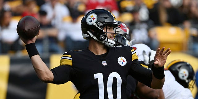 Pittsburgh Steelers quarterback Mitchell Trubisky throws a pass during the second half against the Tampa Bay Buccaneers in Pittsburgh on Oct. 16, 2022.