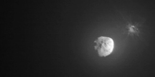 En esta imagen proporcionada por la NASA, escombros expulsados ​​del asteroide Dimorphos, a la derecha, unos minutos después de la colisión intencional de la misión Prueba de redirección de doble asteroide (DART) de la NASA el 26 de septiembre de 2022, capturados por el LICIACube de la Agencia Espacial Italiana en las cercanías.  El martes 5 de octubre de 2022l, la NASA dijo que la nave espacial logró cambiar su órbita. 