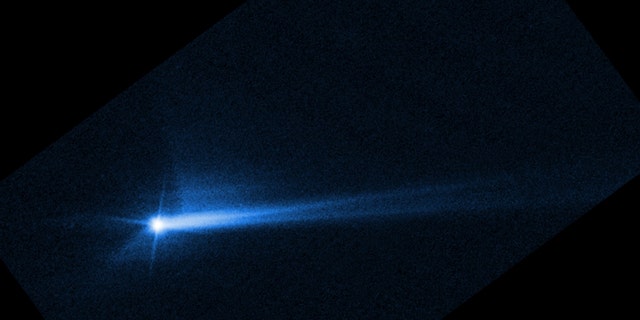 Тези изображения от космическия телескоп Хъбъл на НАСА на 8 октомври 2022 г. показват отломки, разпръснати от повърхността на Деморфос 285 часа след като астероидът умишлено се сблъска с космическия кораб Dart на НАСА на 26 септември. 