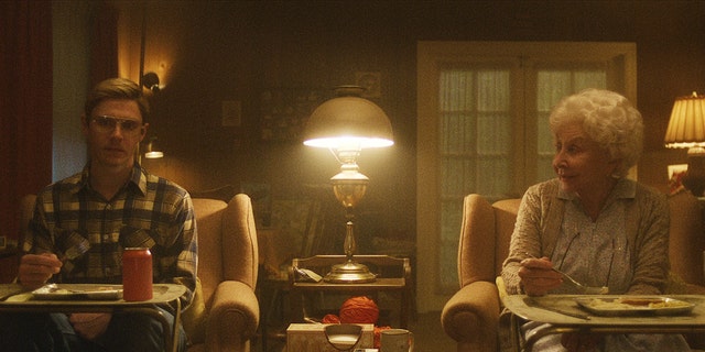 Evan Peters comme Jeffrey Dahmer et Michael Learned comme Catherine Dahmer sur Netflix "Monstres : L'histoire de Jeffrey Dahmer."