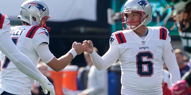 New England Patriots kicker Nick Folk (6) wordt gefeliciteerd door teamgenoten na een velddoelpunt te hebben geschopt tegen de New York Jets op 30 oktober 2022 in East Rutherford, New Jersey.
