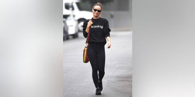 Olivia Wilde har på seg en skjorte som leser