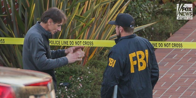 Paul Pelosi Jr. fala com investigadores do FBI fora da casa de seus pais Nancy e Paul Pelosi, sexta-feira, 28 de outubro de 2022. Seu pai, Paul, foi vítima de uma violenta invasão domiciliar no início desta manhã.