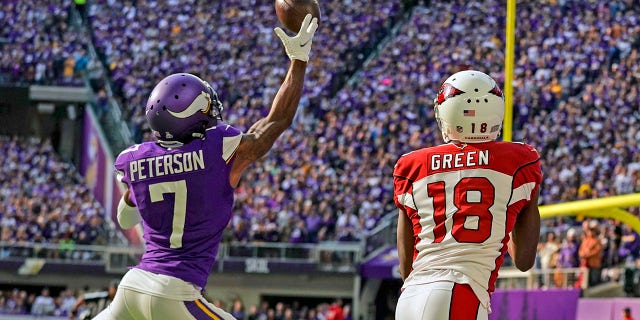 El esquinero de los Minnesota Vikings, Patrick Peterson (7), rompe un pase destinado al receptor abierto de los Arizona Cardinals, AJ Green (18), durante el primer cuarto de un juego el 30 de octubre de 2022, en el US Bank Stadium en Minneapolis.