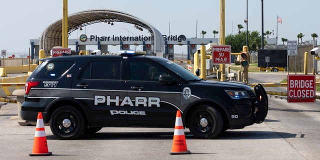 PHARR, TX - 13 DE ABRIL: Oficiales de policía bloquean la entrada al Puente Internacional Pharr-Reynosa el 13 de abril de 2022, en Pharr, Texas.  Los camioneros mexicanos han suspendido el tráfico desde al menos el 9 de abril de 2022 en el puente en protesta por el nuevo mandato de inspección del gobernador de Texas Abbott. 