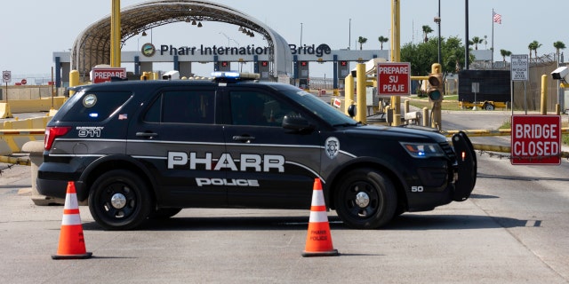 PHARR, TX - 13 DE ABRIL: Oficiales de policía bloquean la entrada al Puente Internacional Pharr-Reynosa el 13 de abril de 2022, en Pharr, Texas.  Los camioneros mexicanos han suspendido el tráfico desde al menos el 9 de abril de 2022 en el puente en protesta por el nuevo mandato de inspección del gobernador de Texas Abbott. 