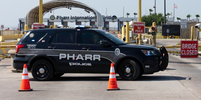 PHARR, TX - 13 DE ABRIL: Oficiales de policía bloquean la entrada al Puente Internacional Pharr-Reynosa el 13 de abril de 2022, en Pharr, Texas. Los camioneros mexicanos han suspendido el tráfico desde al menos el 9 de abril de 2022 en el puente en protesta por el nuevo mandato de inspección del gobernador de Texas Abbott.