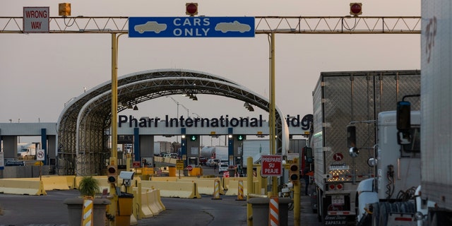 PHARR, TX - 13 DE ABRIL: Varias docenas de camiones comerciales esperan para cruzar el puente internacional Pharr-Reynosa el 13 de abril de 2022, en Pharr, Texas.  El puente reabrió al tráfico comercial pasadas las 5 de la tarde, luego de estar cerrado desde el lunes por la huelga de camioneros mexicanos. 