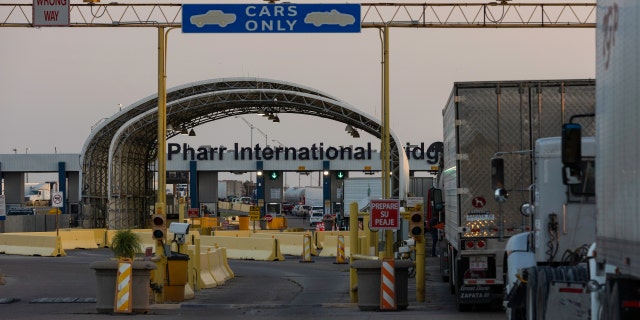 PHARR, TX - 13 DE ABRIL: Varias docenas de camiones comerciales esperan para cruzar el puente internacional Pharr-Reynosa el 13 de abril de 2022, en Pharr, Texas. El puente reabrió al tráfico comercial pasadas las 5 de la tarde, luego de estar cerrado desde el lunes por la huelga de camioneros mexicanos.
