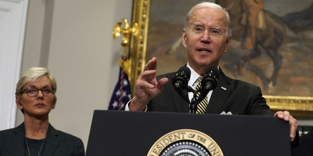 Presiden Joe Biden menyampaikan sambutan pada 19 Oktober saat Sekretaris Energi Jennifer Granholm mendengarkan.  Presiden telah memerintahkan Departemen Energi untuk mengeluarkan minyak dari Cadangan Minyak Strategis pada beberapa kesempatan untuk memerangi harga gas yang tinggi.