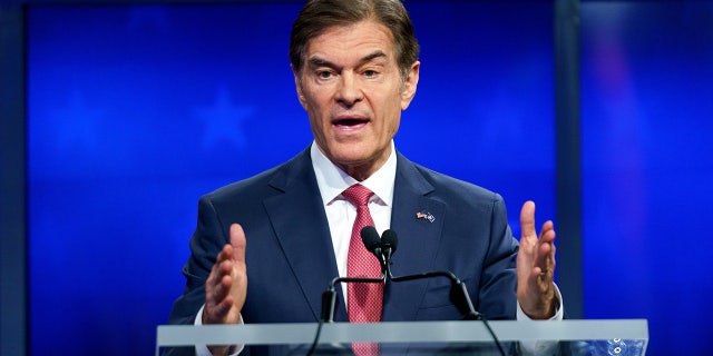 El candidato republicano al Senado de Pensilvania, el Dr. Mehmet Oz, participa en un debate con su retador demócrata, John Fetterman, el 25 de octubre de 2022 en Harrisburg, Pensilvania.