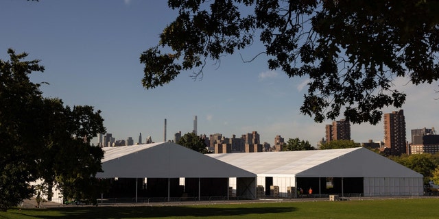 Shelters are built to help handle an influx of asylum-seekers, on Randall's Island in New York City on October 10, 2022. - New York City Mayor Eric Adams has declared a state of emergency, calling for additional funding to help cover the cost of housing needed to assist an influx of migrants arriving from Latin America. 