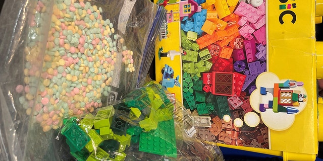 La DEA anuncia la mayor incautación de fentanilo hasta la fecha en la ciudad de Nueva York después de que se encontraran píldoras de colores escondidas en una caja de LEGO. 
