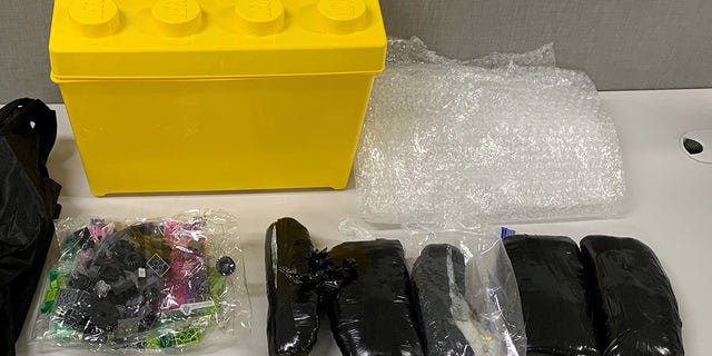 La DEA advierte que cantidades de traficantes de "fentanilo arcoíris" llegaron a Nueva York ocultas en una caja de LEGO.