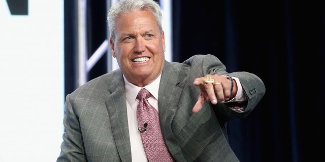 Rex Ryan, ex-treinador da NFL e analista da ESPN para o NFL Countdown da ESPN no domingo, fala no palco durante a parte da ESPN da turnê de imprensa da Summer Television Critics Association de 2017 no Beverly Hilton Hotel em 26 de julho de 2017 em Beverly Hills, Califórnia.