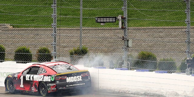 Nr. 1 Moose Fraternity Chevrolet-coureur Ross Chastain berijdt de muur tijdens de laatste ronde van de NASCAR Cup Series Xfinity 500 op Martinsville Speedway op 19 oktober.  30 december 2022, in Martinsville, Virginia.