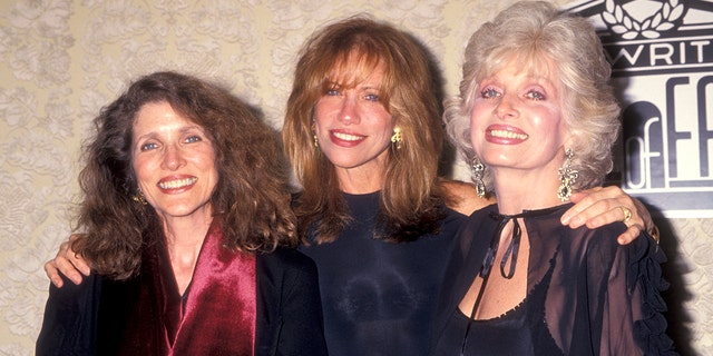 Singer-songwriter Carly Simon’s sisters died one day apart after battling cancer. 