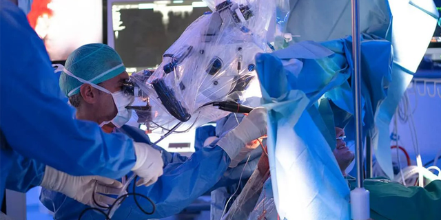 35-letni mężczyzna przeszedł w poniedziałek operację w międzynarodowym szpitalu Paideia w Rzymie w celu usunięcia guza mózgu.  Został wypisany ze szpitala w czwartek.
