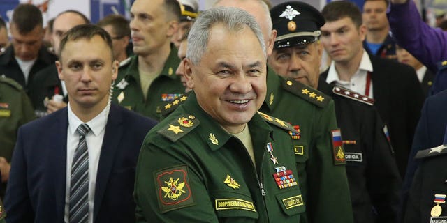 El ministro de Defensa ruso, Sergei Shoigu, sonríe mientras visita una exposición militar en "Ejército 2022" Foro, 20 de agosto de 2022 en Patriot Park, región de Moscú, Rusia.  El Foro Técnico-Militar Internacional 