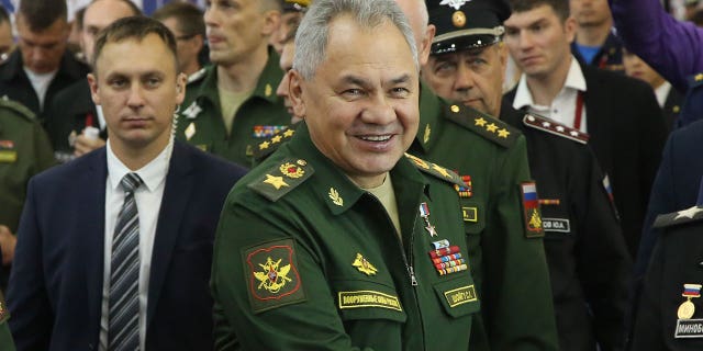 El ministro de Defensa ruso, Sergei Shoigu, sonríe mientras visita una exposición militar en "Ejército 2022" Foro, 20 de agosto de 2022 en Patriot Park, región de Moscú, Rusia.  El Foro Técnico-Militar Internacional 