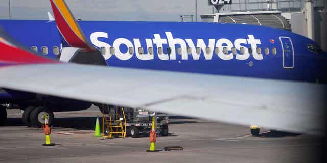 Un avion de ligne de Southwest Airlines est assis à une porte du hall C de l'aéroport international de Denver le mercredi 6 octobre 2021.