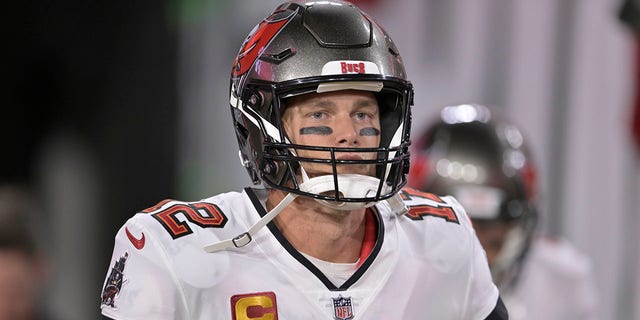 El mariscal de campo de los Tampa Bay Buccaneers, Tom Brady (12), sale al campo antes del partido contra los Kansas City Chiefs el 2 de octubre de 2022 en el Estadio Raymond James en Tampa, Florida.