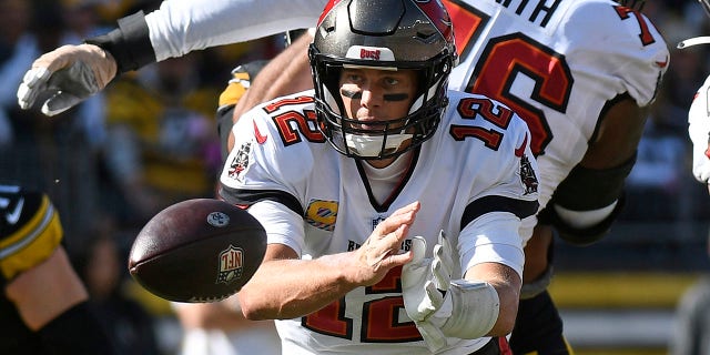 Tampa Bay Buccaneers quarterback Tom Brady (12) sideways to back Leonard Fortnite during the second half of an NFL football game against the Pittsburgh Steelers in Pittsburgh, Sunday, October 16, 2022.