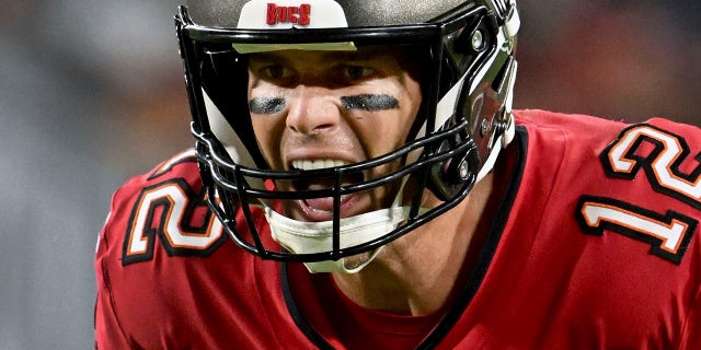 O quarterback do Tampa Bay Buccaneers, Tom Brady, chama sinais durante o jogo contra o Baltimore Ravens em 27 de outubro de 2022, em Tampa, Flórida.