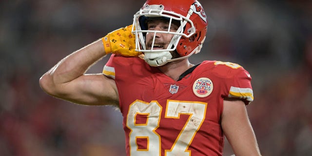 Kansas City Chiefs Tight End Travis Kelce (87) taunts the crowd after a Kansas City touchdown during a game between the Kansas City Chiefs and the Tampa Bay Buccaneers on October 02, 2022, at Raymond James Stadium in Tampa, FL.